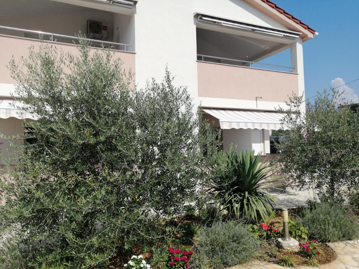 Apartments Ruzmarin فرسي المظهر الخارجي الصورة